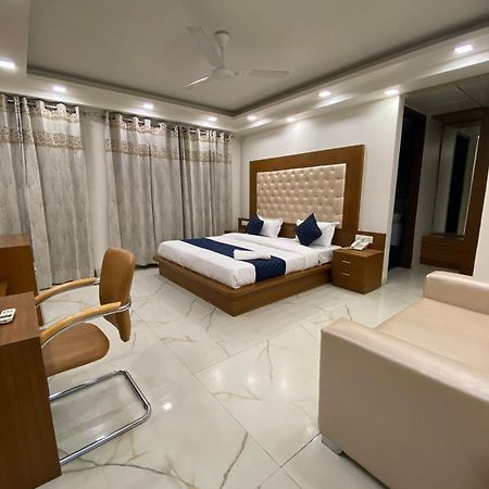 Hotel Leaf 9 Boutique, Near Golf Course Road And Galleria Market Gurgáon Kültér fotó
